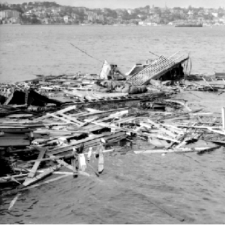 Japanese submarines attack Sydney Harbour